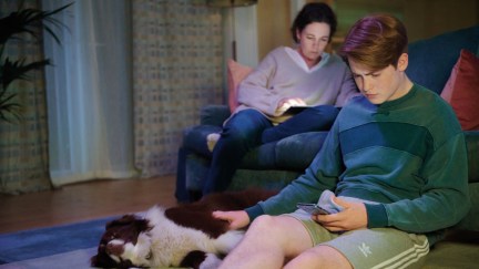 Nick and his mom hanging out together in Heartstopper.